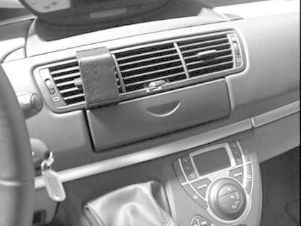 Instrumentpanel i en Citroen C8 med luftutlopp och kontroller.