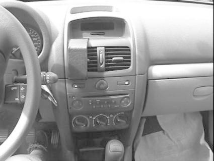 Instrumentpanel i en Renault Clio modell 02-05, med kontroller och luftutblås.