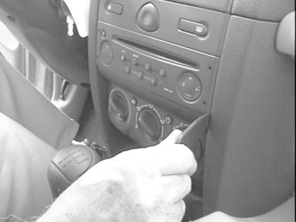 En hand justerar rattarna i en bilinteriör. Renault Clio 02-05.