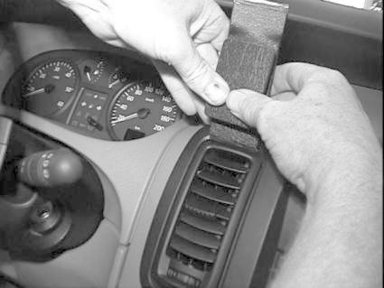 Hand som justerar en luftventil i en Renault Trafic.