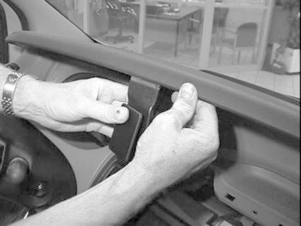 En person justerar en del av interiören i en Renault Trafic.