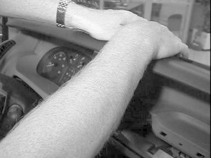 En hand vilar på instrumentbrädan i en Renault Trafic.