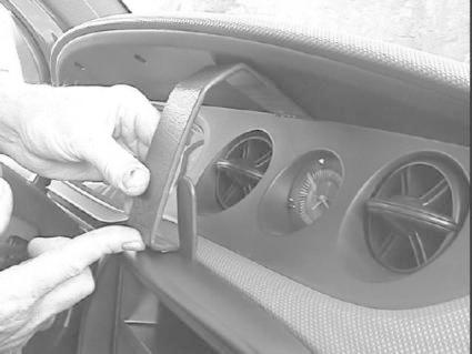 Monteringsbygel installeras på bilens instrumentpanel nära luftventiler.