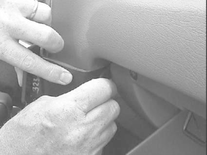 En person installerar en vinklad monteringsbygel i en bil.