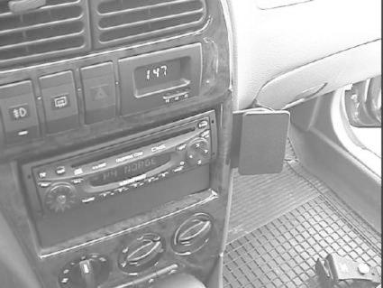 En bilinteriör med monteringsbygel för en Kia Sephia/Shuma.