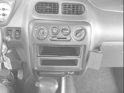 Instrumentpanel med kontroller och platser för infällning i en Daihatsu Terios.