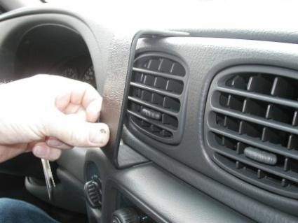 En hand monterar en del av bilinteriören i en Chevrolet Trail Blazer.