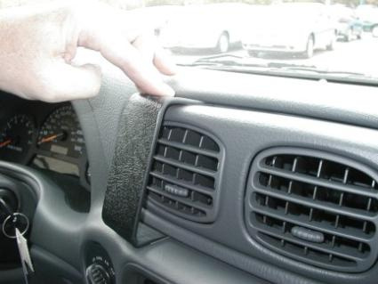 En hand som pekar på en av luftventilerna i en Chevrolet Trail Blazer.