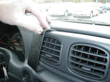 En hand justerar luftventilerna på instrumentbrädan i en Chevrolet Trail Blazer.