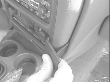 Ett verktyg används för att justera eller ta bort komponenter i bilen.