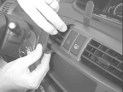 En person installerar en monteringsbygel i en bilinteriör.