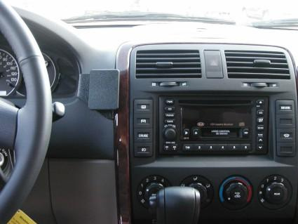 Instrumentpanelen i en Kia Carnival med stereo och reglage.