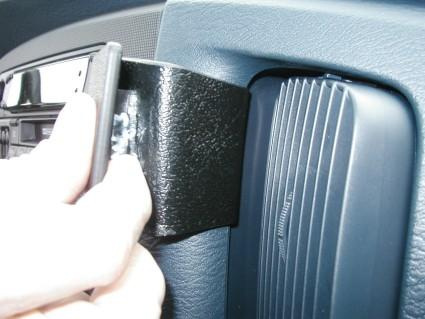 Produktavbildning med en vinklad del som installeras i en Dodge Ram.