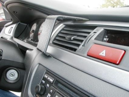 Instrumentbräda med luftventiler och kontroller i en bil.