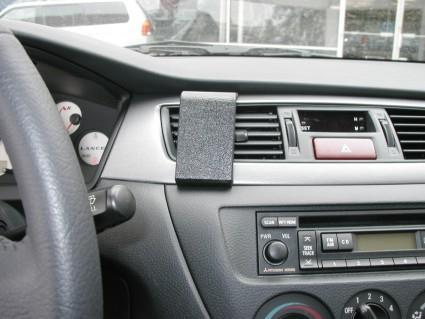 Interiör av Mitsubishi Lancer 04-07 med radio och luftventiler.