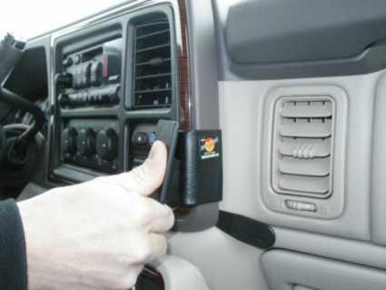 Ett handtag fästs på bilens inredning för Chevrolet Avalanche 03-06.