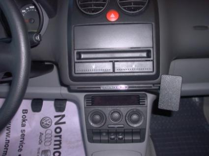 En innerkonsol med kontroller och förvaringsutrymme för Seat Arosa.