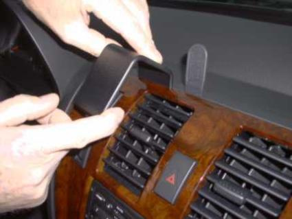 Monteringsbygel installeras på instrumentbrädan i en Hyundai Terracan.