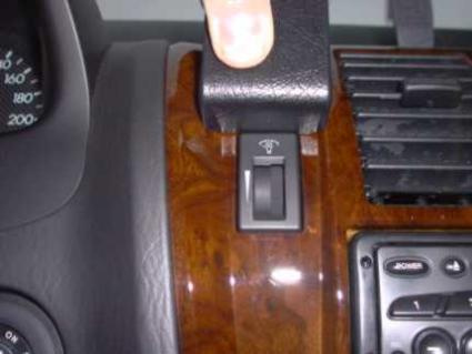 Monteringsbygel för Hyundai Terracan, centralt placerad i instrumentbrädan.