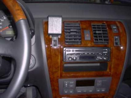 En instrumentpanel med radio och monteringsbygel för Hyundai Terracan.