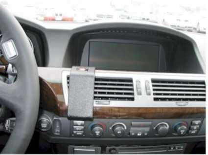 Montering av ProClip i BMW E65:s instrumentbräda.