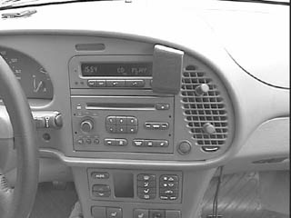 Instrumentbräda med stereo och ventiler i Saab 9-3.