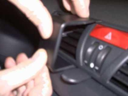 Montering av en svart bygel på en bils instrumentbräda.