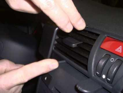 Montering av bygel på Fiat Stilo, lutade fingrar vid luftutlopp.