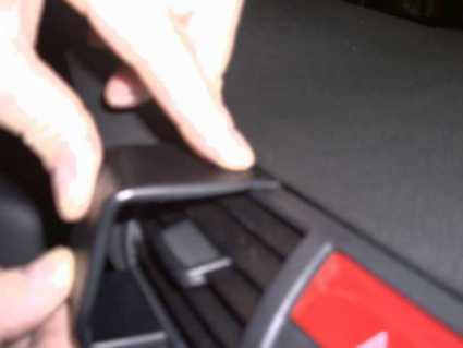 En hand placerar en monteringsbygel på en bilpanel.