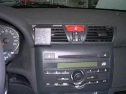 Instrumentpanel i en Fiat Stilo med kontrollknappar och luftventiler.