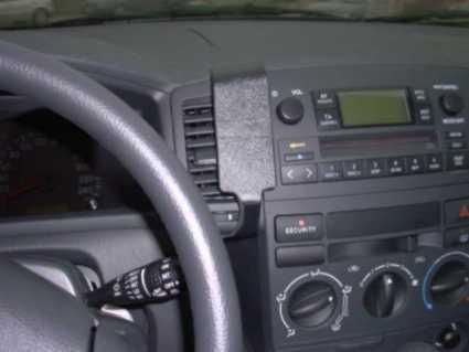 Instrumentpanel med radion och kontroller för luftkonditionering i Toyota Corolla Verso.