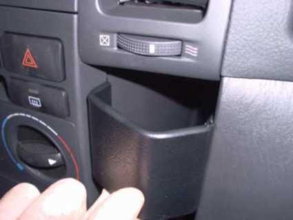 En liten förvaringsficka i bilen, nära kontrollerna.