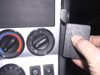 Bild som visar en hand som justerar kontroller i BMW Z3:s instrumentpanel.