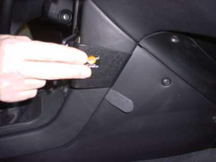 En hand som håller i en del av bilen, inuti BMW Z3.