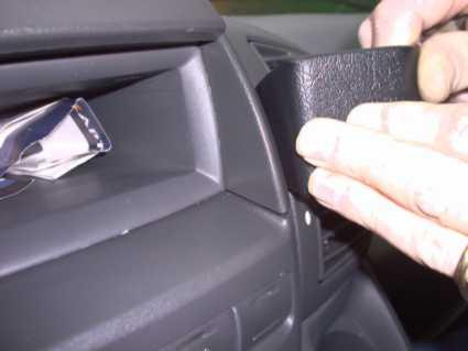 Bild som visar en hand som installerar en del i en Fiat Ducato 02-06.