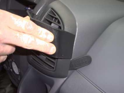 En hand håller en svart del vid luftutloppet i en Fiat Ducato.