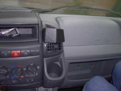 Inredning av Fiat Ducato 02-06, med kontroller och förvaringsutrymme.