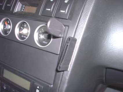 Monteringstillbehör för Hyundai Coupé, vinklad bygel i bilen.