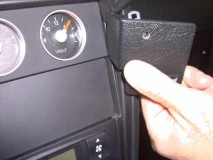 Monteringsbygel fästs på instrumentpanelen i en Hyundai Coupé.