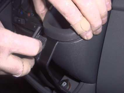 En hand installerar en del på Fiat Ducato 02-06, vinklad, låg.