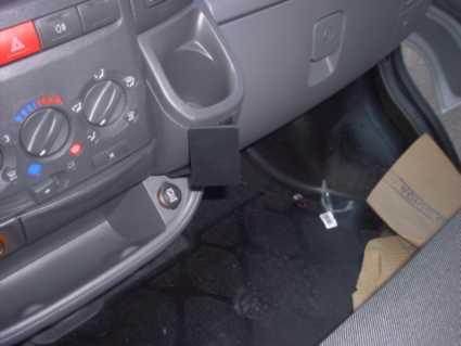 Instrumentpanel med knappar och förvaringsutrymme i en Fiat Ducato 02-06.