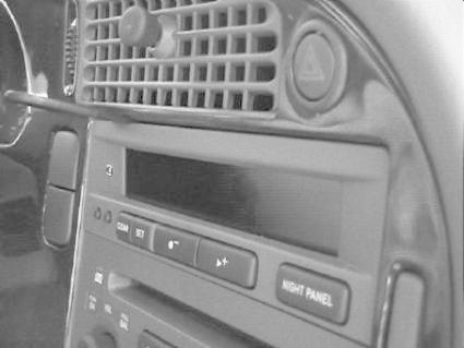 Inredning av en bildashboard med kontroller och luftventiler.