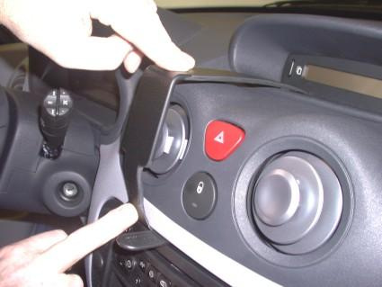 En person justerar bilens kontrollpanel i en Citroen C2/C3.