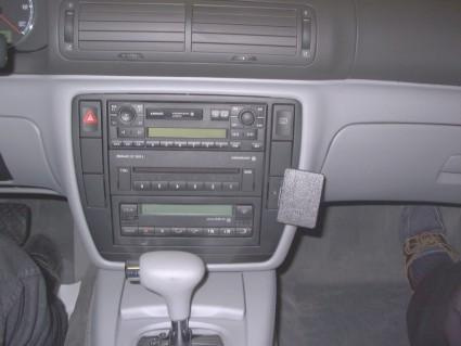 Instrumentbräda med stereo, klimatkontroll och växelspak för Volkswagen Passat.