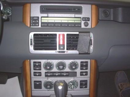 Instrumentbräda med kontroller, luftutblås och stereo för Land Rover Range Rover.