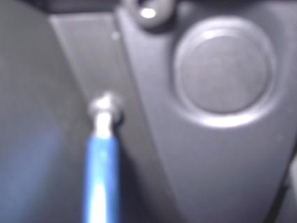 Bilden visar en del av bilens interiör med en monteringsbygel.