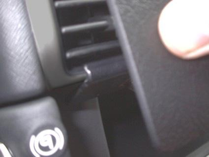 Del av bilinteriör från en Honda CR-V, ventillucka justeras med hand.