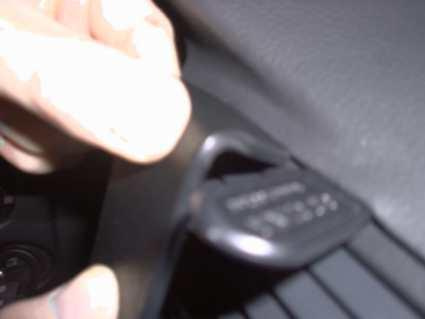 Detalj av interiördel i Skoda Superb 02-08 med hand som justerar.