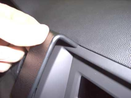 Detalj av interiör med hand som greppar en del av panelen.