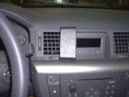 Instrumentbräda med luftventiler och en hållare för mobiltelefon.